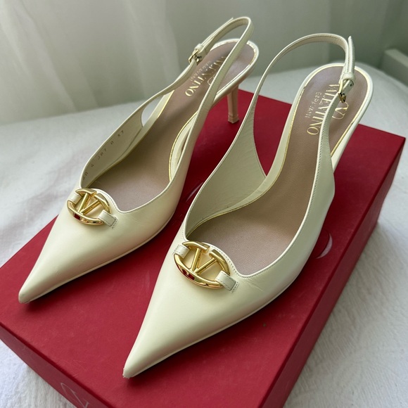 Valentino Women's Cream and Gold Pointed Heels - Picture 12 of 17